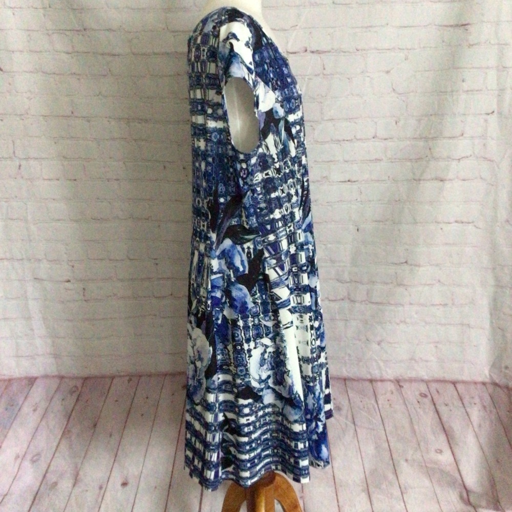Lily by Firmiana Blue and White Floral Short Sleeve Dress - Size XL - Picture 4 of 9
